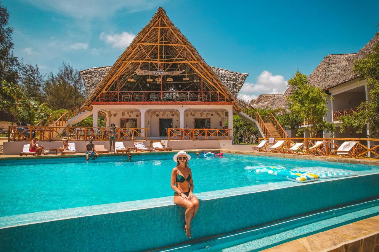 Zanzibella Hotel & Spa Кивенга Екстериор снимка The swimming pool at the resort