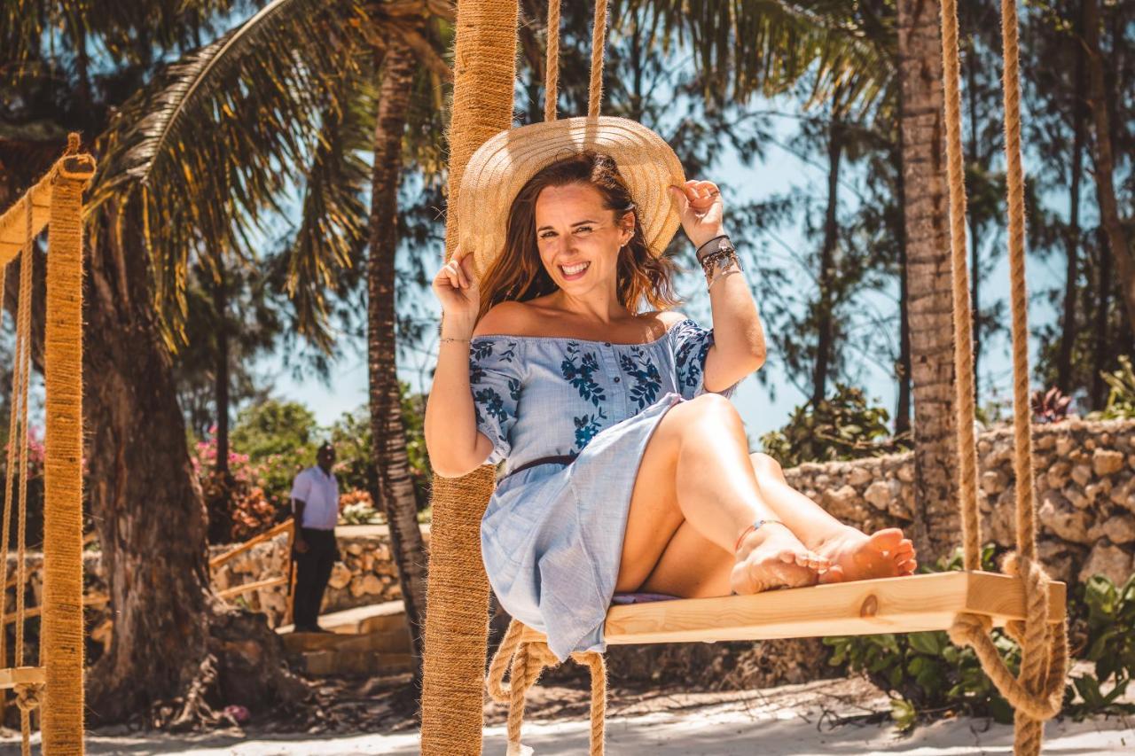 Zanzibella Hotel & Spa Кивенга Екстериор снимка A woman on a swing