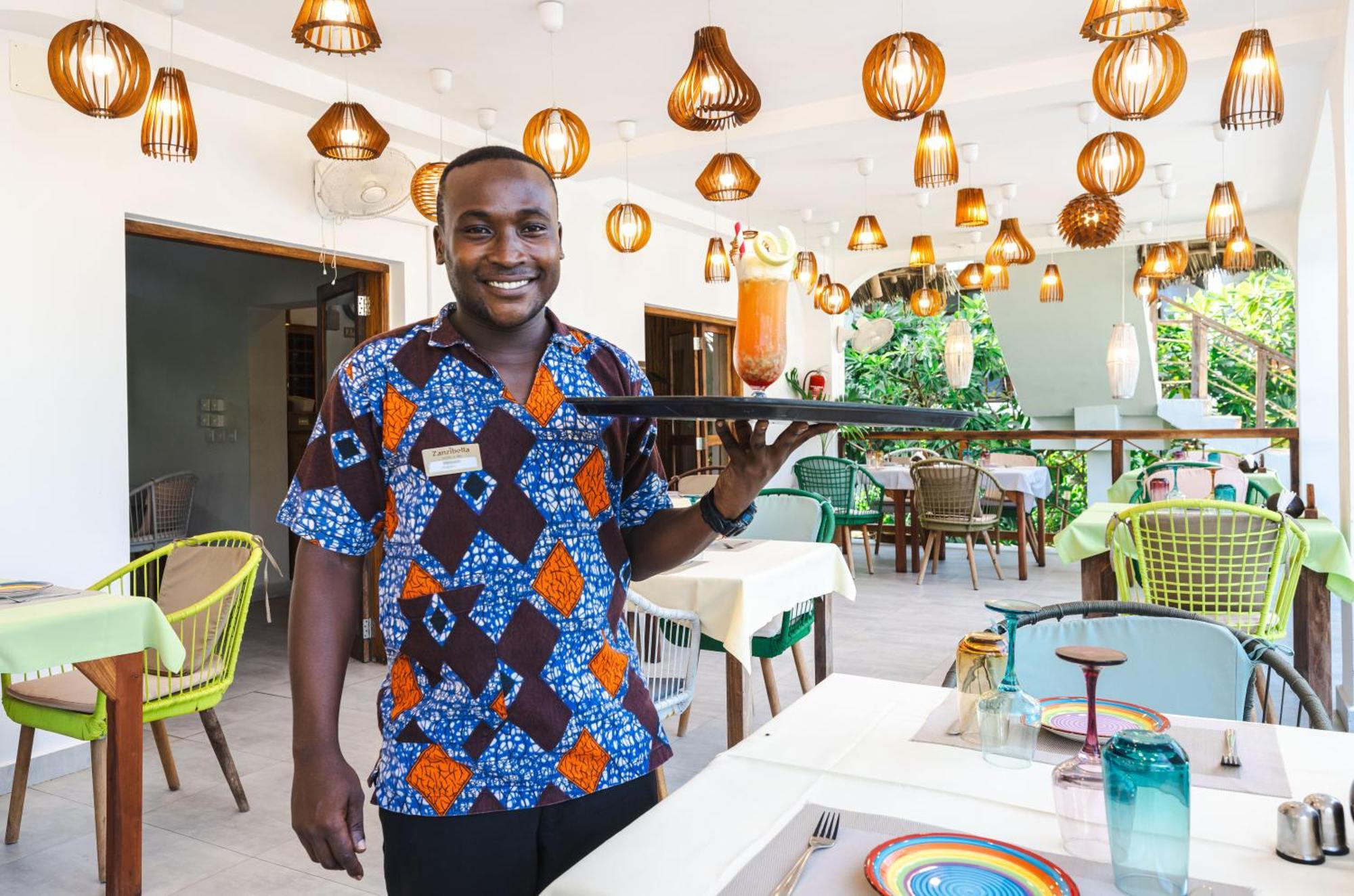 Zanzibella Hotel & Spa Кивенга Екстериор снимка A waiter at a restaurant in Ghana