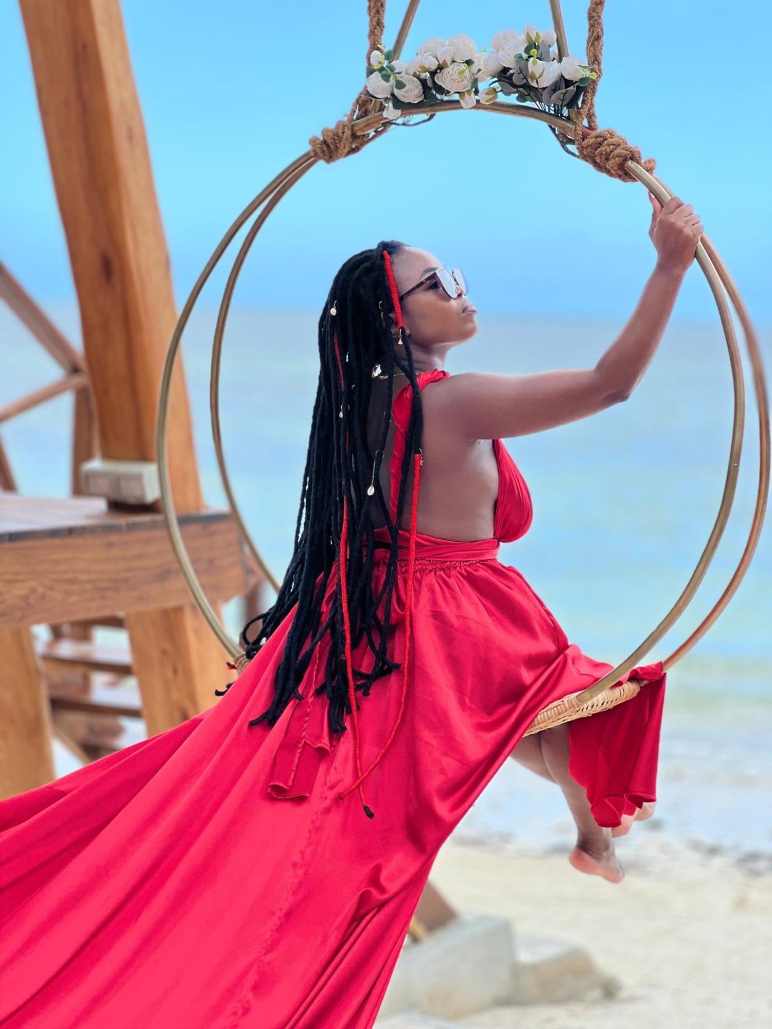 Zanzibella Hotel & Spa Кивенга Екстериор снимка A woman with locs